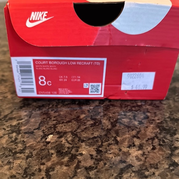 Nike White Leather Sneakers Low-Top Design - Picture 7 of 8